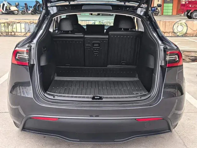 Tesla Model Y — Фото автомобиля 14