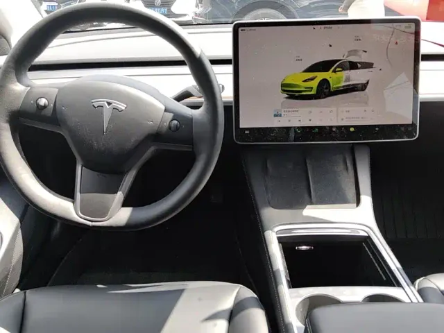 Tesla Model 3 — Фото автомобиля 12