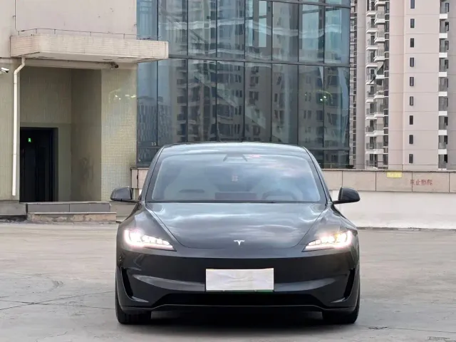 Tesla Model 3 — Фото автомобиля 2