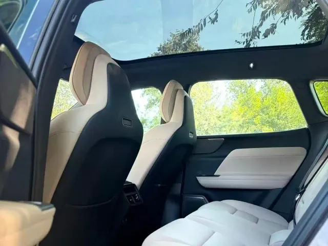 Volvo XC70 Plug-in Hybrid — Фото автомобиля 4