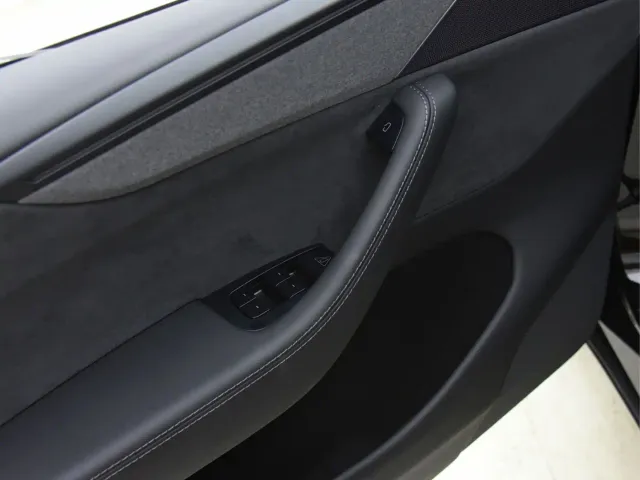 Tesla Model Y L — Фото автомобиля 17