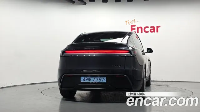 Tesla Model Y — Фото автомобиля 4