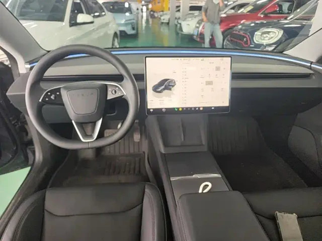 Tesla Model 3 — Фото автомобиля 9