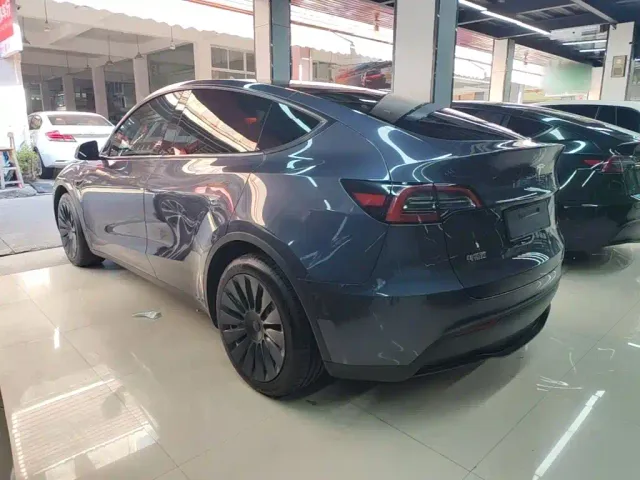 Tesla Model Y — Фото автомобиля 4