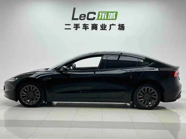 Tesla Model 3 — Фото автомобиля 15