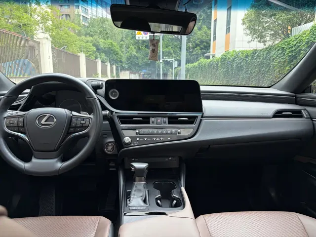 Lexus ES — Фото автомобиля 21