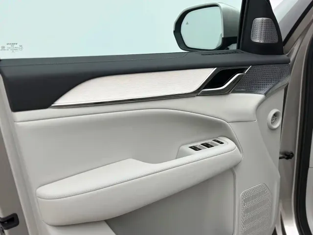 Volvo EM90 — Фото автомобиля 14