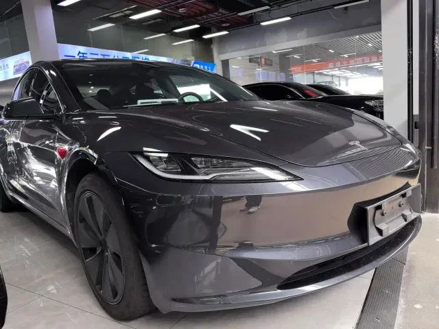 Tesla Model 3 — Фото автомобиля 3