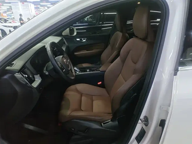 Volvo XC60 — Фото автомобиля 14
