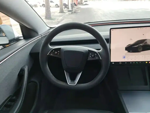 Tesla Model 3 — Фото автомобиля 10