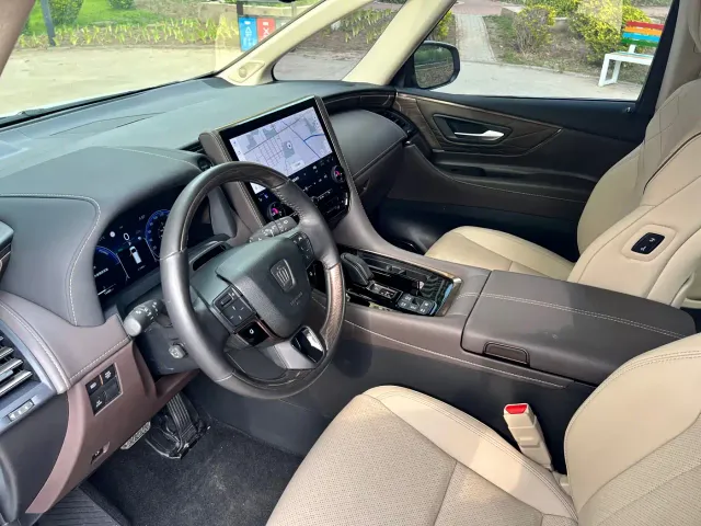 Toyota Vellfire 2025 Crown Hybrid 2.5L Ink Gold Executive Edition — Фото автомобиля 7
