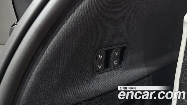 Tesla Model Y — Фото автомобиля 24