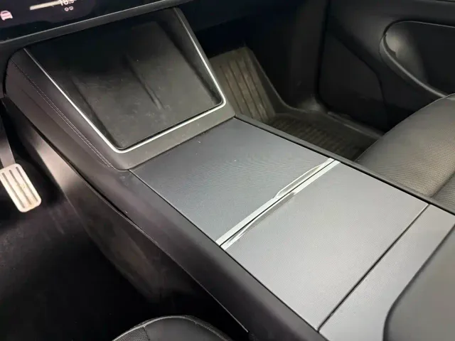 Tesla Model Y — Фото автомобиля 9