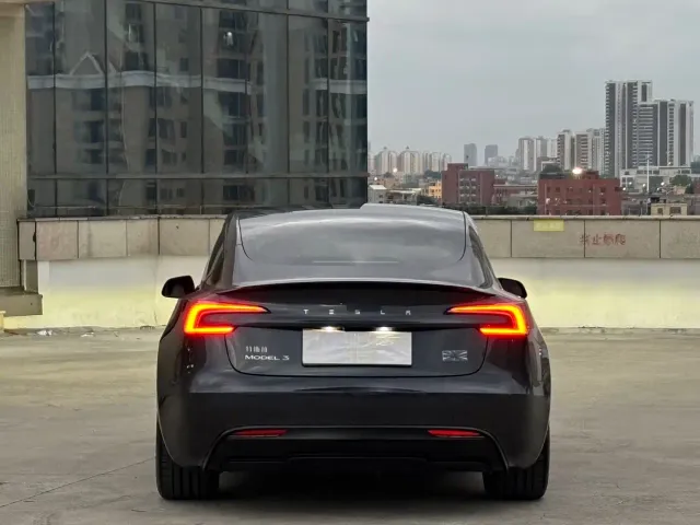 Tesla Model 3 — Фото автомобиля 14