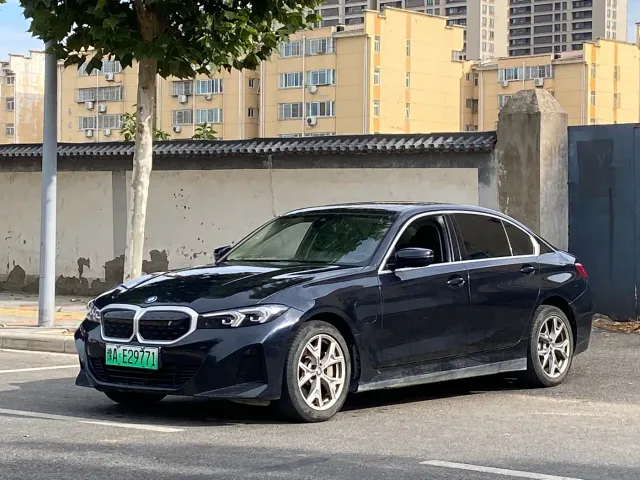 Фотография автомобиля — BMW i3