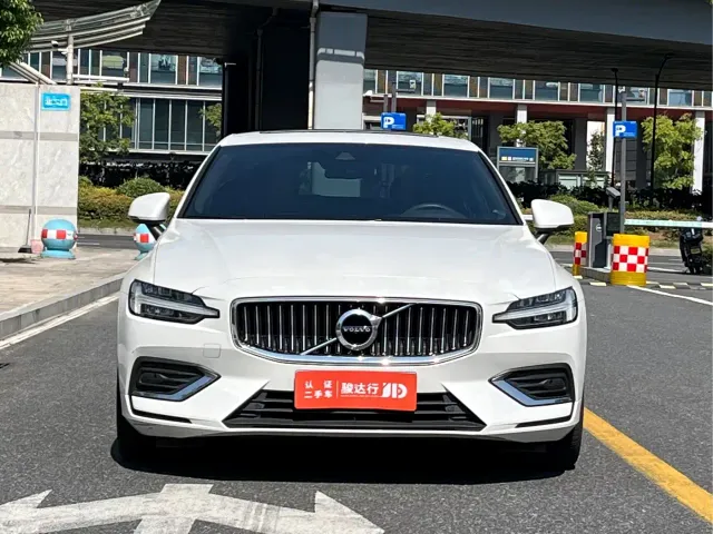 Volvo S60 — Фото автомобиля 2