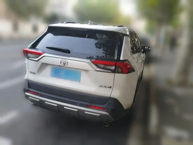 Toyota RAV4 — Фото автомобиля 4