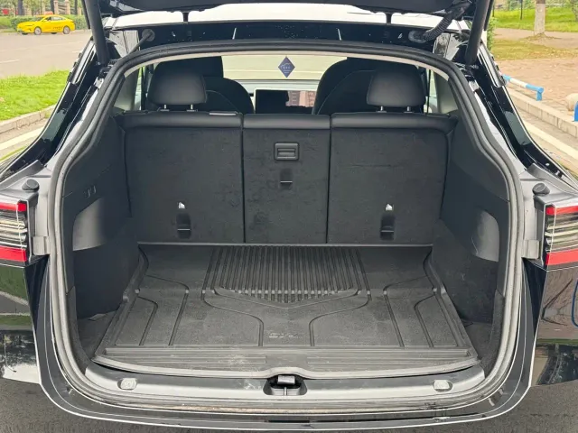 Tesla Model Y — Фото автомобиля 13