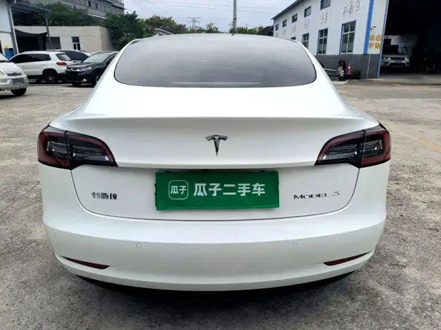 Tesla Model 3 — Фото автомобиля 6