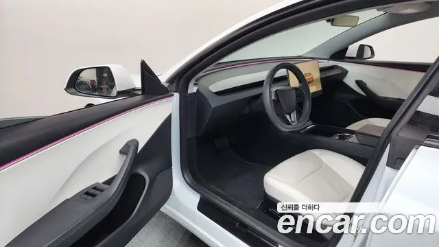 Tesla Model 3 — Фото автомобиля 10
