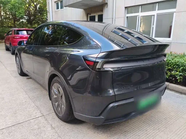 Tesla Model Y L — Фото автомобиля 4