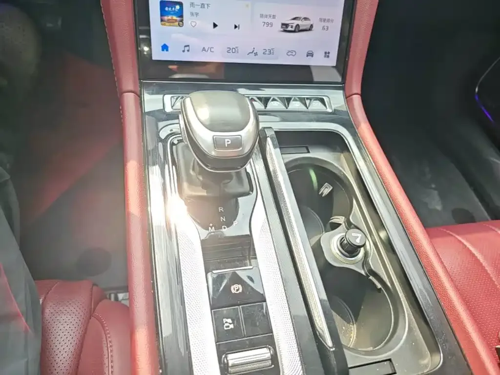 Hongqi Hongqi H5 2024 2.0T Automatic Smart Connect Flag Smooth Edition — Фото автомобиля 13