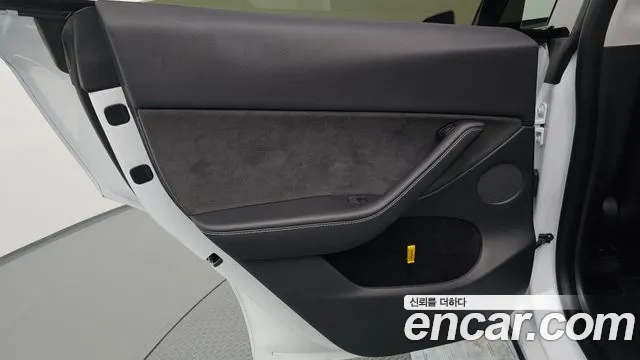Tesla Model Y — Фото автомобиля 24