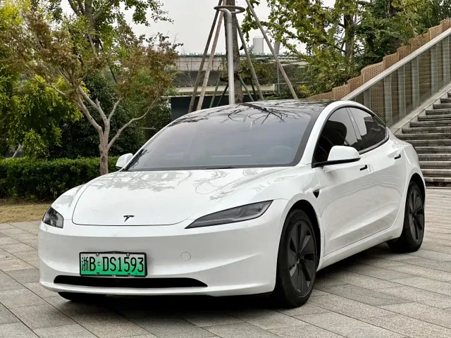 Фотография автомобиля — Tesla Model 3