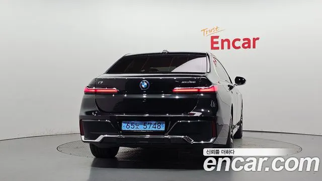BMW i7 G70 — Фото автомобиля 4