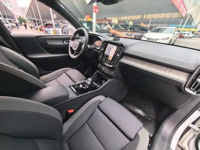 Volvo XC40 — Фото автомобиля 11