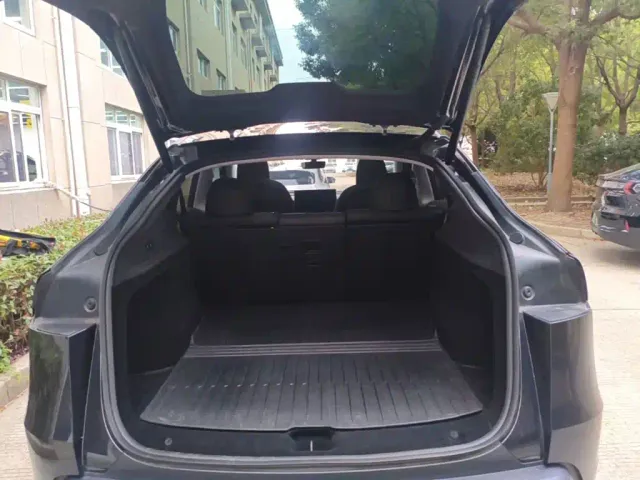 Tesla Model Y — Фото автомобиля 18