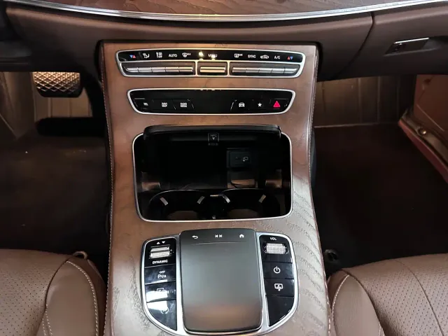 Mercedes-Benz E-Class — Фото автомобиля 7