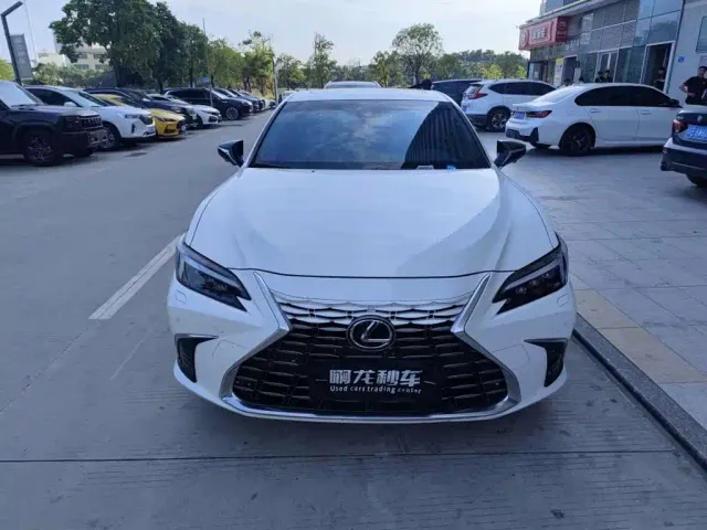 Lexus ES — Фото автомобиля 3