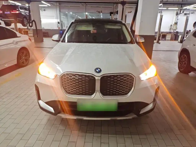 BMW iX1 — Фото автомобиля 2