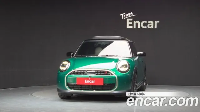 MINI Cooper Generation 4 — Фото автомобиля 3