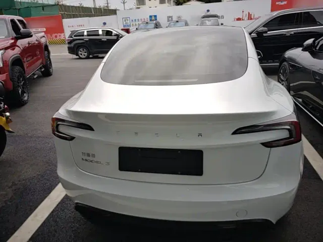 Tesla Model 3 — Фото автомобиля 5