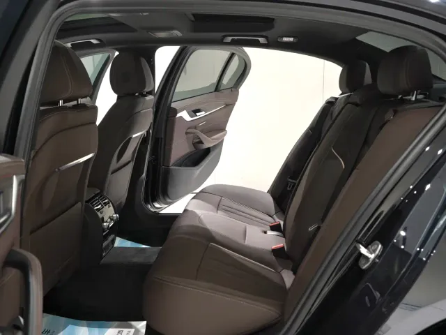 BMW 5 Series — Фото автомобиля 15