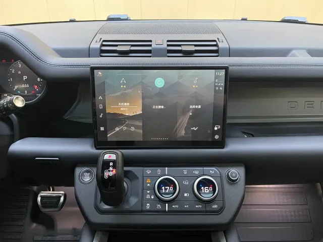 Land Rover Defender — Фото автомобиля 13