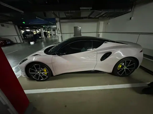 Lotus Emira — Фото автомобиля 3