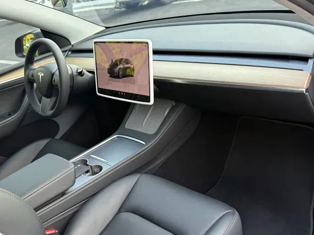 Tesla Model Y — Фото автомобиля 11