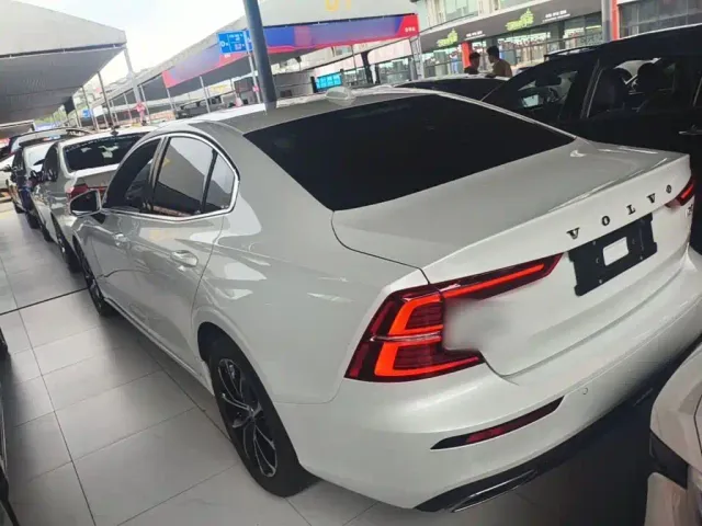 Volvo S60 — Фото автомобиля 4