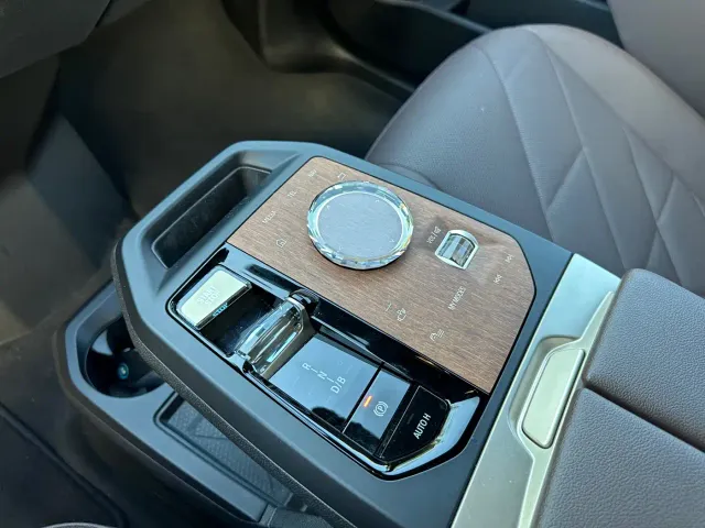 BMW iX — Фото автомобиля 18