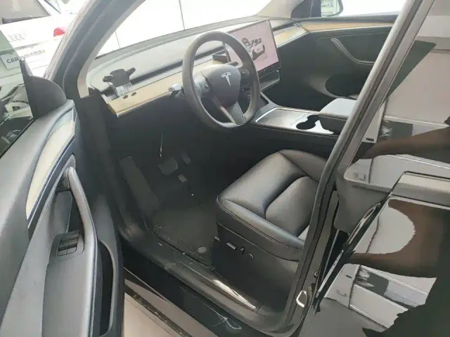 Tesla Model Y — Фото автомобиля 3