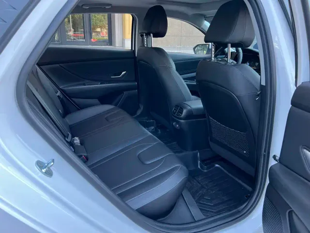 Hyundai Elantra — Фото автомобиля 12
