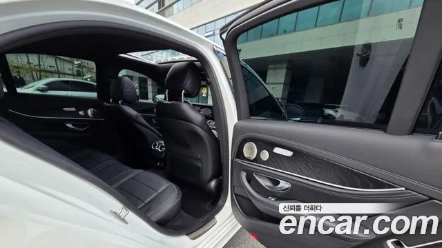 Mercedes-Benz E-Class — Фото автомобиля 17