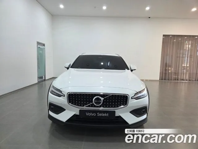 Volvo V60 Cross Country 2nd Gen — Фото автомобиля 3