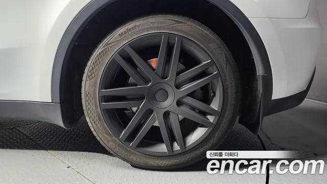 Tesla Model Y — Фото автомобиля 5