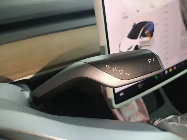 Tesla Model 3 — Фото автомобиля 10
