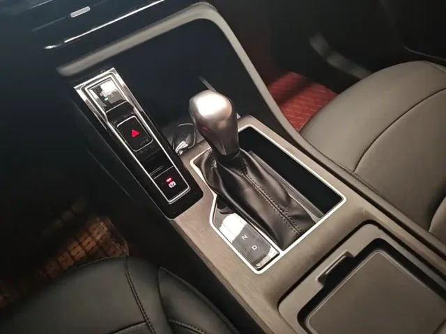 Roewe i5 — Фото автомобиля 13