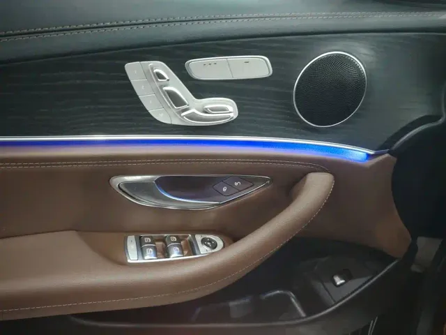 Mercedes-Benz E-Class — Фото автомобиля 4